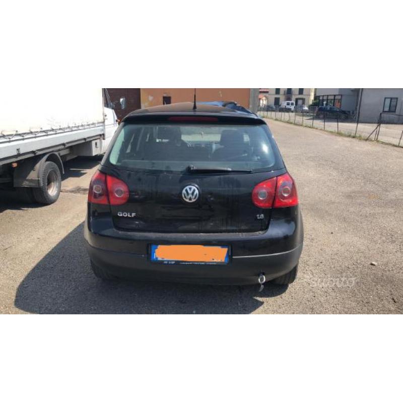 Wolkswagen Golf 5 1.6 benzina per ricambi